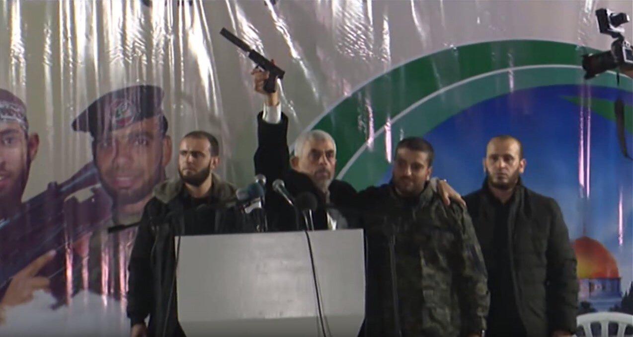 القسام يسلّم لسنوار قطعة سلاح قال إن مقاتلي القسام اغتنموها خلال اشتباكهم مع الوحدة الإسرائيلية الخاصة الأحد الماضي