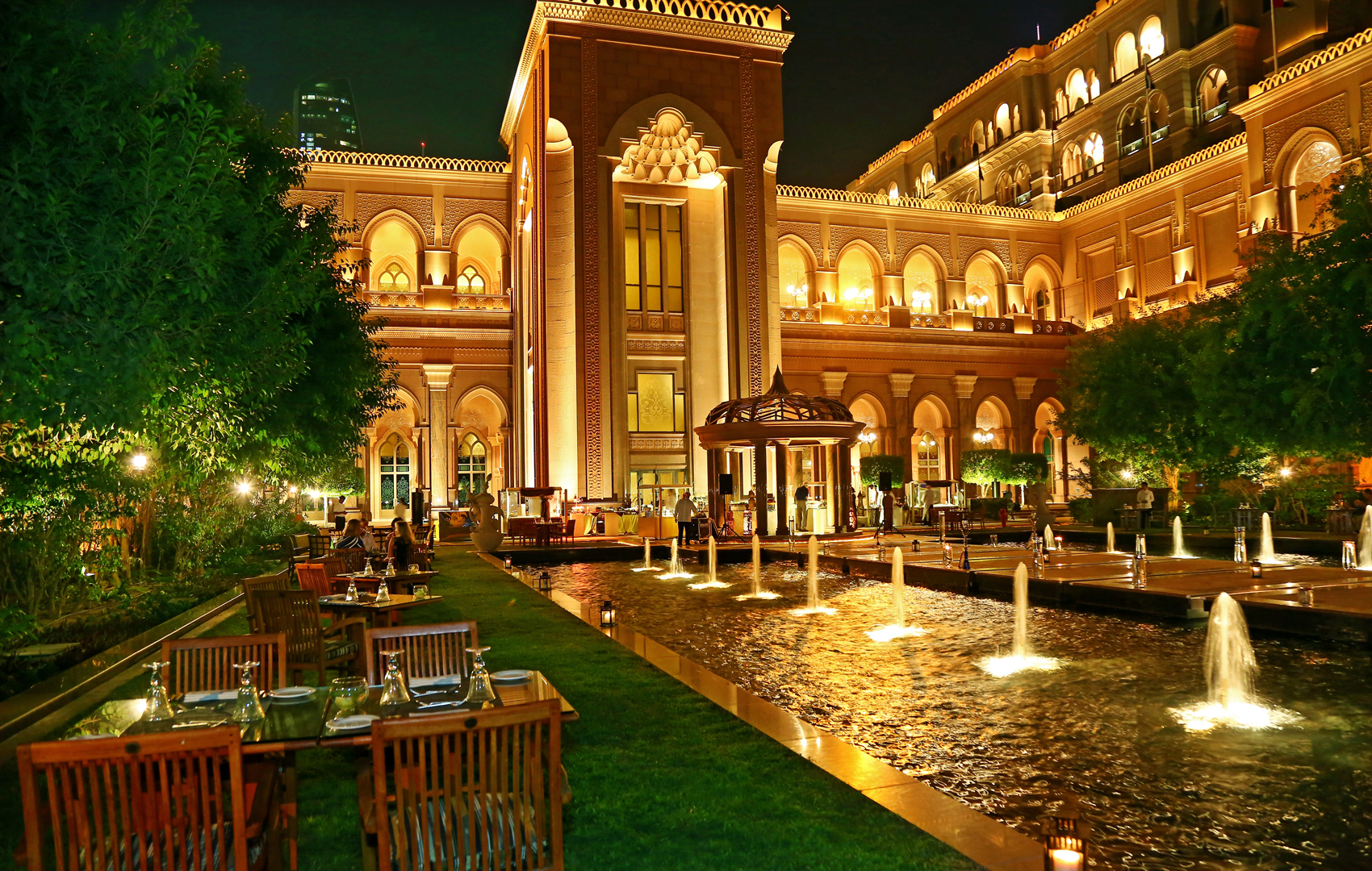 " ليالي إماراتية " كل خميس بفندق قصر الإمارات | أسواق ستي