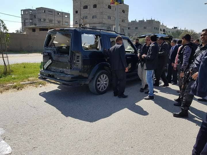 احدى سيارات موكب رئيس الوزراء التي تعطلت نتيجة الانفجار