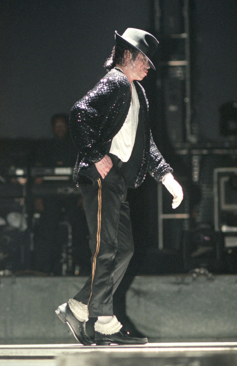 Moonwalk shoes of Michael Jackson are going to be sold at auction P_843i1b0p4