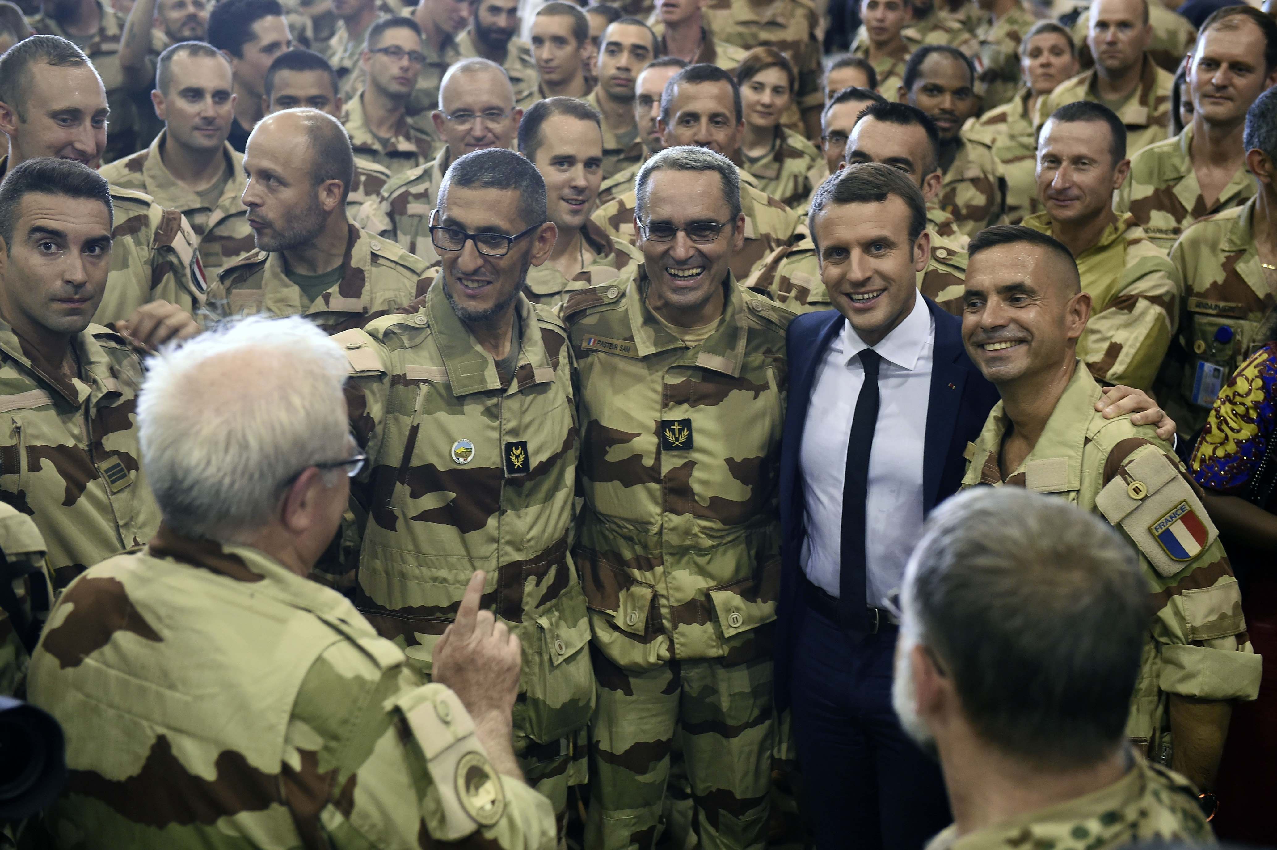 الرئيس الفرنسي يتوسط جنود من الجيش