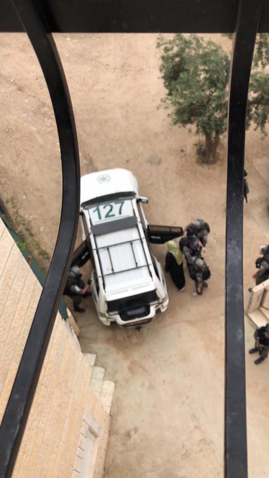 قوات الاحتلال تعتقل والدة اسير 