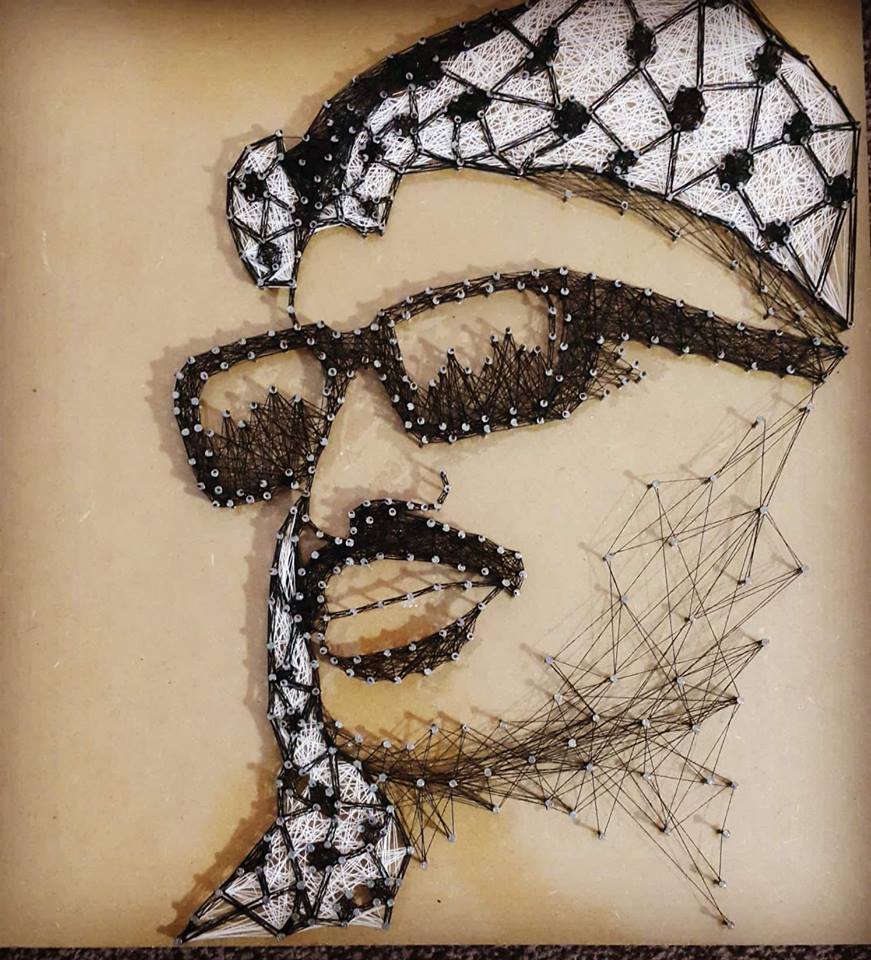 رسمة للرئيس الراحل ياسر عرفات بالخيوط والمسامير
